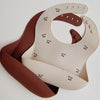 KONGES SLOJD SILICONE BIB SET CHERRY MOCCA